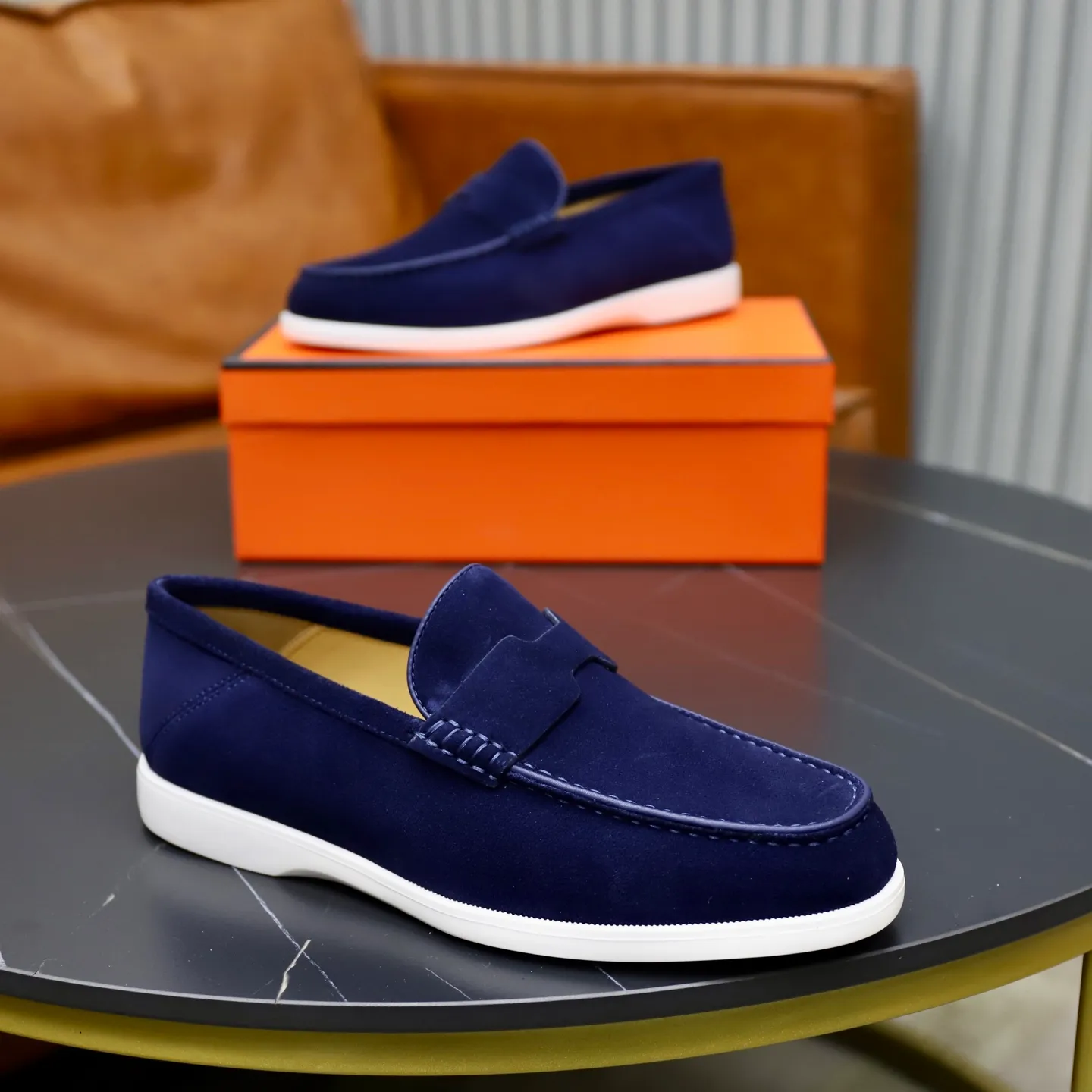 Ex-factory price: 540💰Hermès/Hermès slip-on men's shoes. This shoe is made of imported cow suede leather, with simple and smooth lines, and a 3CM rubber foam ultra-light sole combined with aerodynamic design! Youthful and fashionable, H button decoration, contrasting leather embellishment on the heel, calf lining to gently wrap your feet, with embossed logo cowhide feet, leather rock strips, casual and urban style, highlighting youthful vitality, sports and leisure version, super versatile Size number: 38-39-40-41-42-43-44 Standard leather shoe size (45 can be customized but does not support returns)